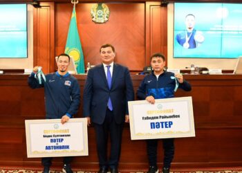 Қызылорда облысының әкімі әлем чемпионы мен бапкеріне пәтер және көлік кілттерін табыс етті
