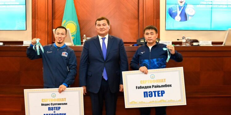 Қызылорда облысының әкімі әлем чемпионы мен бапкеріне пәтер және көлік кілттерін табыс етті