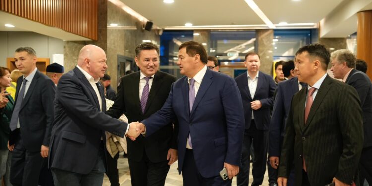 Сыр өңірінің делегациясы Өскемендегі нысандармен танысты