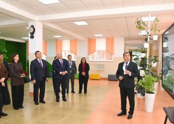 Байқоңыр қаласындағы мектеп-лицейдің материалдық базасымен танысты