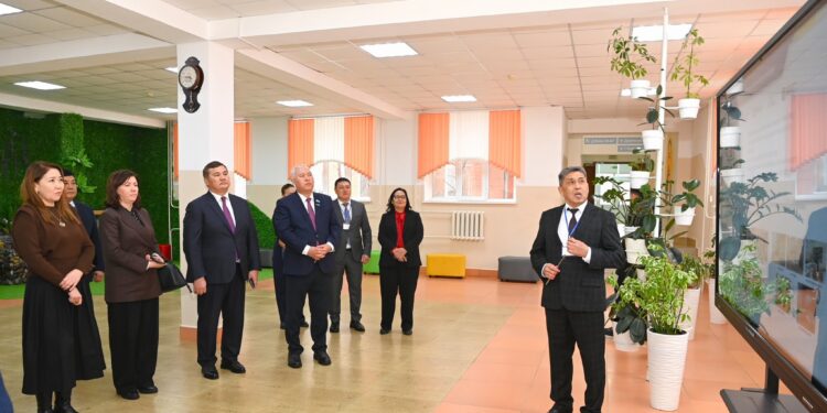 Байқоңыр қаласындағы мектеп-лицейдің материалдық базасымен танысты