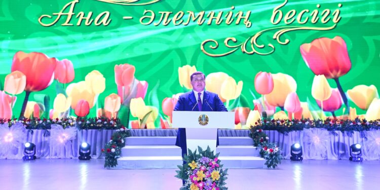 ХАЛЫҚАРАЛЫҚ ӘЙЕЛДЕР КҮНІНЕ ОРАЙ «АНА – ӘЛЕМНІҢ БЕСІГІ» АТТЫ САЛТАНАТТЫ ЖИЫН ӨТТІ