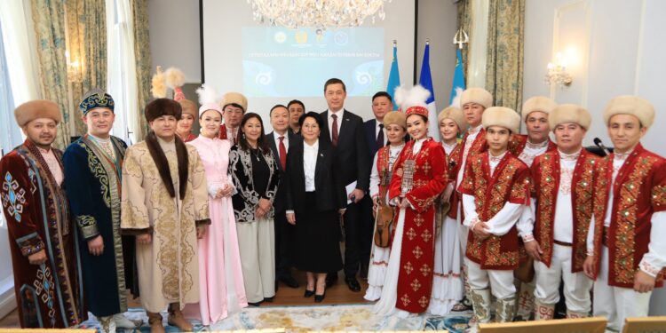 ФРАНЦИЯДА ЕУРОПА ҚАЗАҚТАРЫНЫҢ БАСҚОСУЫ ӨТТІ