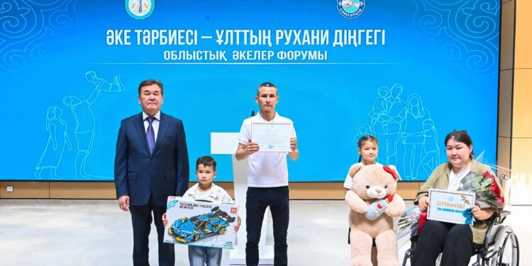 ҮШ БӨЛМЕЛІ ПӘТЕР ЕҢБЕГІМЕН ҮЛГІ БОЛҒАН ӘКЕГЕ ТАБЫСТАЛДЫ